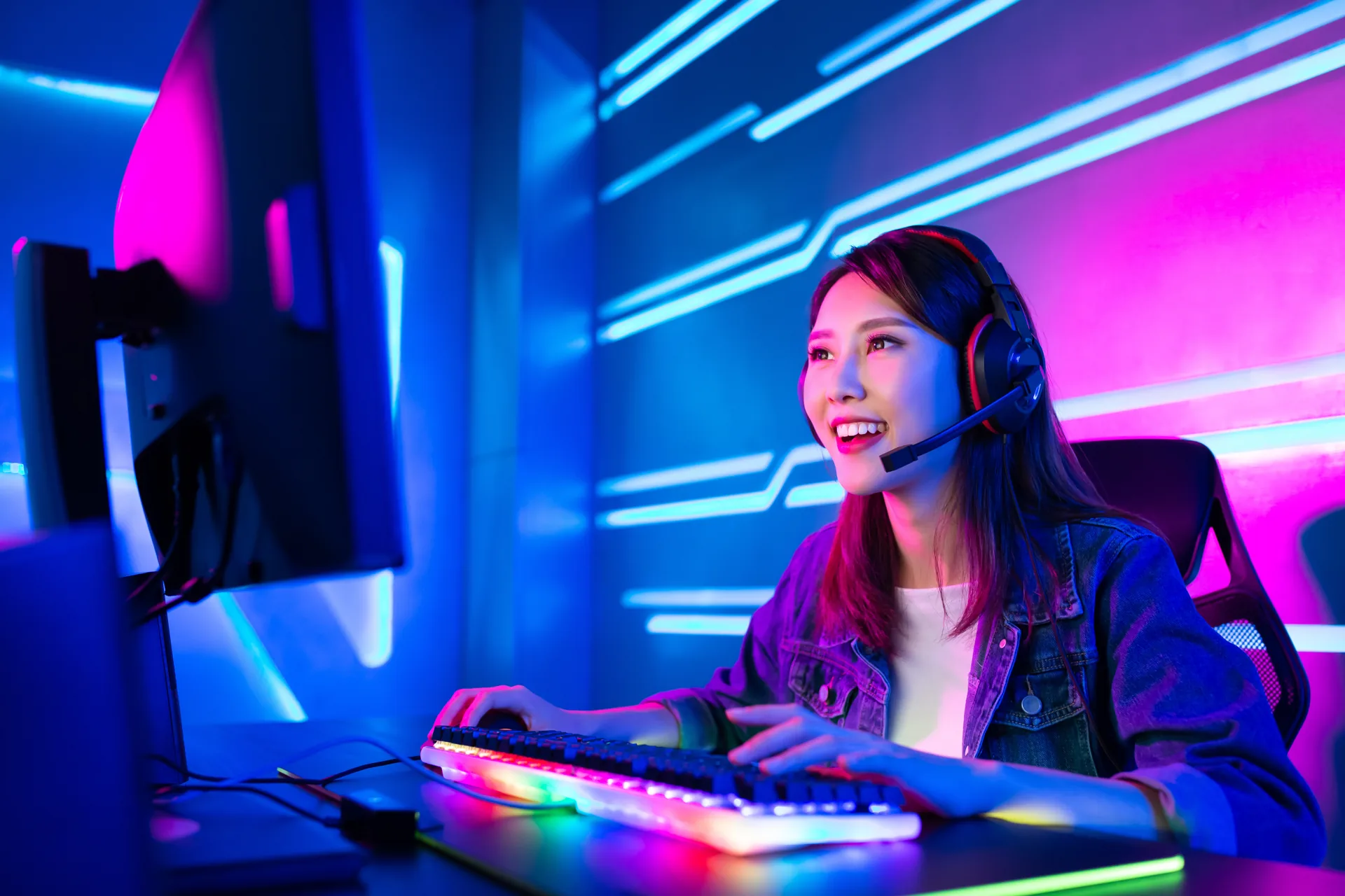 Setup gamer con iluminación neón